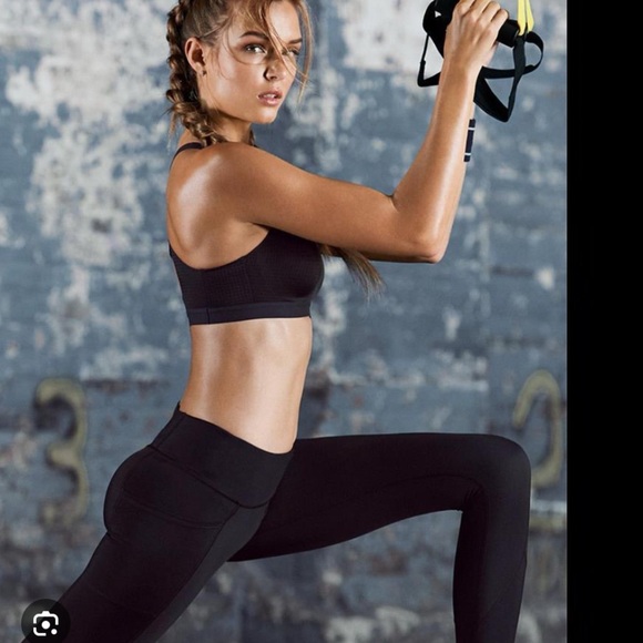 Victoria’s Secret Victoria Sport Knockout Capri Black Satin Panel Leggings - Picture 2 of 12